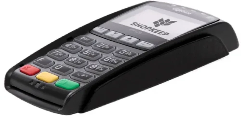 سقف کارت کشیدن در دستگاه پوز در سال 1404: مدیریت تراکنش و نقدینگی کسبوکارها با توجه به افزایش تراکنشهای بانکی و گسترش استفاده از دستگاههای پوز، اطلاع دقیق از سقف مجاز کارتکشی در سال 1404 اهمیت زیادی برای پذیرندگان دارد. سقف تراکنش هر کارت در دستگاه پوز به بانک صادرکننده کارت و نوع کارت بستگی دارد و معمولاً سقف روزانه و ماهانه متفاوت است. بهعنوان مثال، کارتهای بانکی عادی دارای محدودیت روزانه حدود 10 تا 20 میلیون تومان هستند، اما کارتهای بانکی با قابلیت تراکنش بیشتر یا کارتهای شرکتی سقف بالاتری دارند. رعایت این محدودیتها موجب جلوگیری از برگشت تراکنش یا مسدودی موقت کارت میشود. همچنین، پذیرندگان باید جریان نقدینگی خود را با توجه به سقف کارتکشی برنامهریزی کنند تا در پایان روز با مشکلات نقدینگی مواجه نشوند. اطلاع از سقف تراکنشها به صاحبان کسبوکار این امکان را میدهد که بهترین روش مدیریت تراکنشهای سنگین را انتخاب کنند و از ابزارهایی مانند تسویه روزانه و مدیریت چرخه پایا استفاده کنند. پول دستگاه کارتخوان کی به حساب واریز میشه؟ بررسی چرخه تسویه حساب پایا پس از انجام تراکنش در دستگاه پوز، مبلغ ابتدا در شبکه شاپرک ثبت میشود و سپس از طریق چرخه تسویه پایا به حساب پذیرنده منتقل میگردد. چرخه پایا معمولاً سه نوبت در روز دارد: صبح، ظهر و عصر که هر کدام شامل تراکنشهای ثبتشده قبل از ساعت مشخصی هستند. تراکنشهایی که بعد از ساعت تعیینشده انجام شوند، به چرخه بعدی منتقل میشوند. بهعنوان مثال، تراکنشی که ساعت ۱۰ صبح ثبت شود، در نوبت ظهر تسویه میشود و در حساب پذیرنده قابل مشاهده است. این چرخه منظم باعث شفافیت مالی و برنامهریزی دقیق برای کسبوکارها میشود. همچنین پذیرندگان میتوانند با مراجعه به پنل PSP یا گزارش شاپرک، وضعیت تراکنشها و زمان دقیق واریز را پیگیری کنند تا از اختلال در جریان نقدی جلوگیری شود. تأثیر روزهای تعطیل و جمعهها بر زمان واریز دستگاه پوز روزهای تعطیل رسمی و جمعهها چرخه تسویه پایا فعال نیست و تراکنشها در صف انتظار برای اولین روز کاری بعد قرار میگیرند. برای مثال، تراکنشی که پنجشنبه عصر ثبت شود، معمولاً شنبه صبح به حساب پذیرنده واریز میشود. برخی بانکها با سیستم داخلی خود امکان تسویه محدود در روزهای غیرکاری را فراهم میکنند، اما این مورد استثنا است. بنابراین، صاحبان کسبوکار باید تعطیلات رسمی و جمعهها را در برنامهریزی مالی خود لحاظ کنند تا جریان نقدی آنها مختل نشود. اطلاع از این موضوع برای کسبوکارهایی با تراکنش بالا حیاتی است و موجب مدیریت بهتر درآمد و هزینههای روزانه میشود. زمان واریز شاپرک: راهنمای عملی برای مدیریت جریان نقدینگی ساعات واریز وجه تراکنشهای دستگاه پوز به بانک مقصد متفاوت است و به سیاستهای داخلی بانکها بستگی دارد. بانکهای بزرگ مانند ملی، ملت، صادرات، سپه و پارسیان معمولاً سه چرخه پایا در طول روز دارند. تراکنشهای انجام شده قبل از ساعت ۱۶ همان روز در حساب پذیرنده قابل مشاهده هستند، اما تراکنشهای بعد از آن به روز کاری بعد منتقل میشوند. اختلاف چند دقیقهای در مشاهده موجودی به دلیل پردازش داخلی بانک طبیعی است. بررسی منظم پنل پذیرنده و مدیریت تراکنشها با توجه به این ساعات باعث برنامهریزی دقیقتر نقدینگی و کاهش ریسک مالی کسبوکار میشود. دلایل اصلی تأخیر یا عدم واریز پول دستگاه کارتخوان و راهکار پیگیری تأخیر در واریز وجه تراکنشها ممکن است به دلایل مختلفی رخ دهد؛ از جمله اختلال در سامانه پایا، تعطیلات رسمی، خطای بانکی یا عدم فعال بودن حساب پذیرنده در شاپرک. تغییر شماره حساب یا مسدود بودن آن نیز میتواند باعث توقف واریز شود. در چنین شرایطی، اولین اقدام بررسی وضعیت تراکنش در پنل PSP و تماس با پشتیبانی است. اگر تراکنش در شاپرک ثبت شده اما وجه هنوز واریز نشده باشد، بانک مقصد مسئول پیگیری است. رعایت نکاتی مانند بهروز نگهداشتن اطلاعات حساب و مطابقت آن با مدارک شاپرکی از بروز مشکلات جلوگیری میکند. پیگیری منظم تراکنشها موجب کاهش اختلال و مدیریت بهتر جریان نقدی میشود. نتیجه گیری اطلاع دقیق از سقف کارتکشی و زمان واریز وجه تراکنشها برای مدیریت نقدینگی کسبوکارها حیاتی است. سقف روزانه و ماهانه کارتها باید در برنامهریزی مالی لحاظ شود تا تراکنشها بدون برگشت یا مسدودی انجام شوند. همچنین آگاهی از چرخه پایا و ساعات واریز تراکنشها، همراه با مدیریت تراکنشهای انجام شده در تعطیلات رسمی و جمعهها، به بهینهسازی جریان نقدی و برنامهریزی دقیق مالی کمک میکند. بررسی منظم پنل پذیرنده و هماهنگی با بانکها و شرکت PSP موجب شفافیت و جلوگیری از تأخیر در واریز وجه میشود. سؤالات رایج کاربران آیا پول کارتخوان در روز جمعه واریز میشود؟ خیر، چرخه پایا در روز جمعه فعال نیست و واریز تراکنشها به روز کاری بعد منتقل میشود. حداکثر زمان مجاز تسویه حساب شاپرک چقدر است؟ حداکثر تا ۲۴ ساعت پس از ثبت تراکنش، وجه باید به حساب پذیرنده واریز شود، مگر در شرایط خاص مانند تعطیلات رسمی یا اختلال سامانه. چگونه میتوانم مطمئن شوم که حساب بانکیام برای تسویه کارتخوان فعال است؟ با ورود به پنل PSP یا تماس با پشتیبانی بانک میتوان از فعال بودن حساب و صحت اطلاعات بانکی اطمینان حاصل کرد.