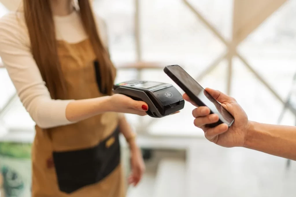 یک روز کاری بدون کارتخوان؛ بررسی تأثیر روی فروش